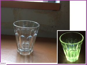 ■ 希少 アンティーク 大正ガラス 剣先コップ 高さ86mm 気泡あり ウランガラス vaseline glass ■ コレクター品 和硝子 底上げ tka39