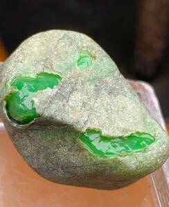 精美　緑翡翠原石