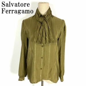 LA347 サルヴァトーレフェラガモ 絹シルクブラウス カーキ 総柄 Salvatore Ferragamo 長袖 ネックスカーフリボン (取り外し不可) ラメ糸 38