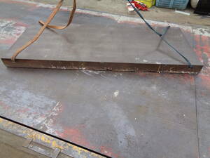 MK4792 　作業台　鉄板　（幅約111cm　長さ約271cm　厚約14.5cm　重さ約1060kg）