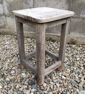 古い木の椅子 / 重さ：約3.85kg / 無垢材 / 木製 / 角スツール / レトロ / 花台 / 展示台 / 小学校 / 学童いす / 四角座面 / 角椅子