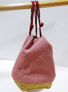 小さな巾着バッグ　 底が竹籠　サイズ：底面正方形で約15cm15cm、高さ約16cm