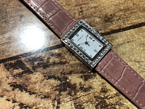美品 FURLA シルバー×ホワイト文字盤 ストーンベゼル 角ケース 純正革ベルト クオーツ レディース 腕時計