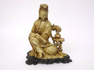 【4-185】 天然石？ 練物？ 仏像 観音像 彫刻 仏教工芸品 木製台座付き 仏教工芸品