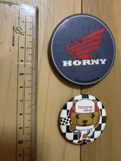 TOYOTA トヨタ　クマ　HORNY 缶バッジ　バラ売り不可