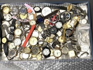 【ジャンク】　腕時計・懐中時計　大量まとめ　　概ね3.5ｋｇ　　ベルト無し・ガラス割れ　など　O0505F
