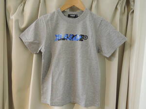 X-LARGE エクストララージ XLARGE Kids 迷彩ロゴ S/S TEE グレー ブルーファイヤー 140 キッズ 最新夏物人気商品 送料込