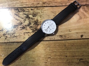 AK635 美品 Movement in Motion ムーブメントインモーション デイト 白文字盤 純正革ベルト クオーツ メンズ 腕時計