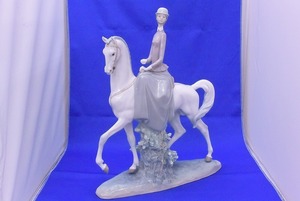 リヤドロ LLADRO 優雅に白馬に乗る、凛とした美しい乙女 白い馬の少女 乗馬フィギュア置物フィギュリン陶器人形 オブジェ 4516