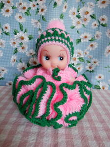 Ｃ4『レトロ？懐かしい！ニット帽にピンク×グリーンのニットドレスを着たかわいいキューピー人形～高さ１５ｃｍ（ニット帽含む）』