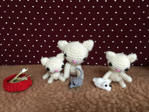 編みぐるみ　あみぐるみ　シロ猫の親子とネズミ兄弟　編み猫