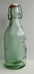 ☆外国製・古いミルクのガラス瓶★MILK・LAIT グリーンガラスビン★エンボス・牛の乳搾り★