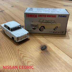 TA■ TOMICA トミカ ニッサン セドリック ミニカー 白 外箱付き LV-01 TOMY トミーホワイト