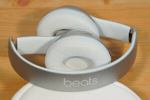 Beats Solo2 Wireless ヘッドフォン SILVER 新古B0534 /バッテリ新品交換済