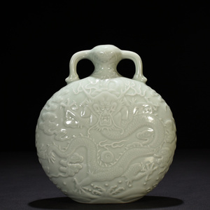 大清乾隆年製款 粉青釉 彫刻祥云龍紋扁瓶 唐物 陶磁器 中国美術 工芸品 RB49