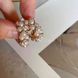 パールフープイヤリング ゴールド 金色 白 ホワイト 上品 エレガント 小粒 フェミニン 結婚式 パーティー コンサバ プレゼント フォーマル