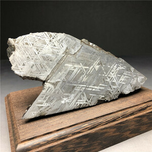アルタイ隕石 重さ約1965ｇ　原石　鉄隕石 　石鉄隕石 高品質隕石　隕石・宇宙パワー 　重さ約1965ｇ　木台付き