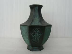 青銅 八角 鋳銅製 花器 花彫文様 高さ約18.5cm 金工 彫金 飾り壺 花瓶 置物 渋谷鳳州?