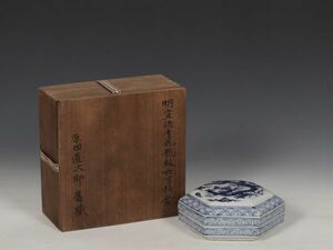 明代 大明宣徳年製 陶磁器 青花龍紋六方粉盒【仁】染付 置物擺件 古賞物 古美術 中国古玩 蔵出