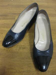 ITALY製 Ferragamo パンプス 紺/黒 ６ １/２ AAA USED