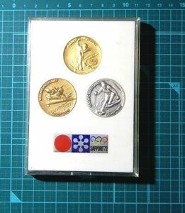 美品 1972年 北海道 札幌オリンピック 五輪 大会 記念品 日の丸 雪印マーク 記章 金銀銅メダル スキー スピードスケート スーベニア