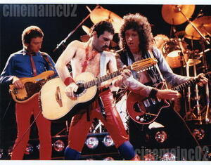 クイーン Queen/ギターを弾くフレディとブライアンそしてジョンの写真