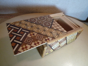 箱根寄木細工 伝統的工芸品 からくり秘密箱 ４回仕掛け　新品同様・展示品