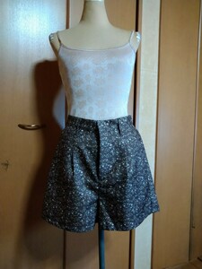 559中古茶色花柄ショートパンツ