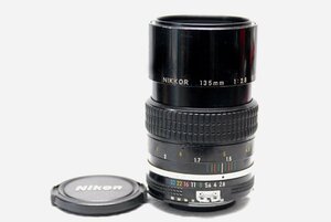 Nikon ニコン 純正 NIKKOR 135mm 高級単焦点レンズ 1:2.8 希少な作動品 (Ai)
