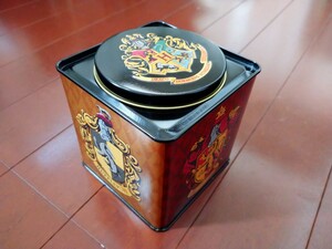 ★中古「USJ ハリーポッター ティーセット 空き缶」お茶缶 お菓子缶 紅茶缶 グリフィンドール/スリザリン/ハッフルパフ/レイブンクロー