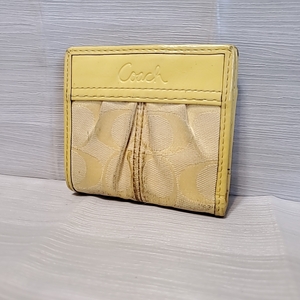 685 COACH コーチ 財布 二つ折り財布 ミニウォレット シグネチャー ロゴ ベージュ系 黄色系 札入れ 小銭入れ コンパクト 