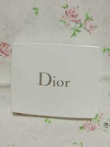 Dior スノーチェリー ブルームパウダー 001 チーク 