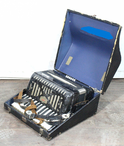 【ト長】TOMBO トンボ ACCORDION アコーディオン 181 30鍵盤 鍵盤楽器 ブラックカラー ハードケース付き IR697IOE78