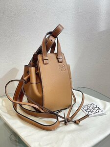 ★未使用展示品【ロエベ LOEWE ハンモック ミニ ブラウン キャメル ドローストリングバッグ クラシックカーフ タン ショルダー】NA00377