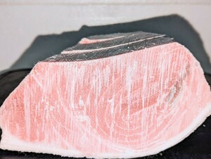 【特価】業務用養殖本鮪（マルタ産）腹下/中トロブロック端材 760g★１ブロック入り（３枚にカット済み ）