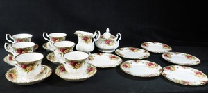 ビンテージ ROYAL ALBERT Old Country Rose BONE CHINA ENGLAND 乳白色の陶磁器に金彩に薔薇柄の模様が特徴のティーセット6客揃え HTF502