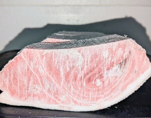 【特価】業務用養殖本鮪（マルタ産）腹下/中トロブロック端材 600g★１ブロック入り（３枚にカット済み ）