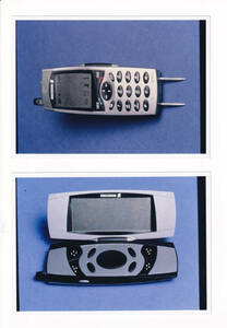 宣伝材料用写真２枚セット 007/トゥモロー・ネバー・ダイ「モトローラー社携帯」小道具写真(1)