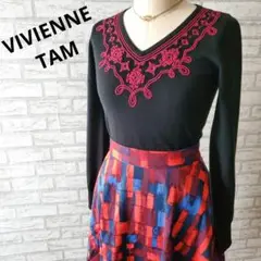 【VIVIENNE TAM】Vネックセーター／ニット 刺繍入り サイズ0
