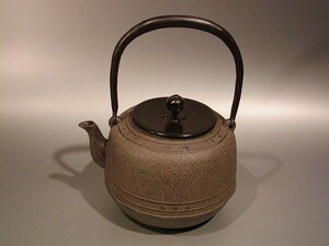 茶道具　鉄瓶　万代屋（もずや）、日本工芸会 正会員　菊地政光作、桐共箱　新品。
