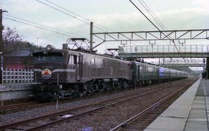 274　【３５㍉ネガ】EF58 89＋白樺　成田山初詣マーク　安食駅　少しカビ　カラーネガ１コマ