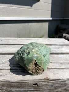 激レア　北海道　日高翡翠　クロム透輝石　超希少　国産鉱物　1176g　非常に濃い緑の塊！皮の面とのコントラストが美しい！!