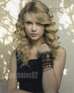 テイラー・スウィフト Taylor Swift/腕曲げる写真