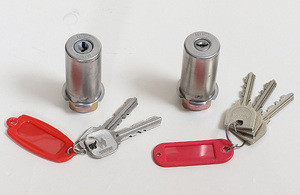 アパートの鍵。MIWA(美和ロックKK)のシリンダーと鍵の型違いの２組
