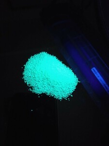 保管品　蓄光材　160ミクロン粒体　1袋1Kg入り　ブルー発光　光を当てれば一晩中光ります。