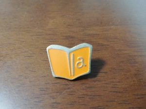 ★サントリー　カフェデザインピンバッジ　Latte Latte Cafe 本 ピンバッジ PINS ピンズ 送料120円