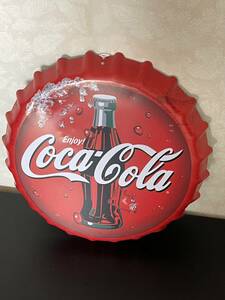 【送料無料】COCA COLA コカ・コーラ 看板 丸型 ボトルキャップ 金属看板 壁掛 アンティーク インテリア 置物