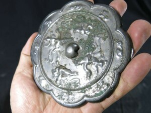 A　狩猟文様八花鏡　唐時代 中国　遺跡発掘品　明器　副葬品　墓地　地下　金工　白銅　青銅器　あの世　来世　死後　化粧道具