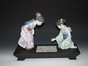 ●【LLADRO】リヤドロ ≪晴れ着であそぼ≫ 定価３３万円　着物 女性 子供 花 日本の庭 箱 8640 美品