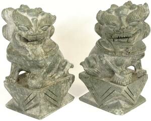中国古玩 中国古美術 唐物 石製 一対獅子像 狛犬 彫刻 魔除け 縁起物オブジェ 幅10cm高さ18.5cm計5kg ずっしりとした重量 ※欠けありIKT411